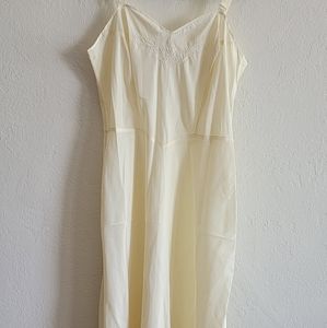 Vintage Barbizon Ivory Taffreda Slip